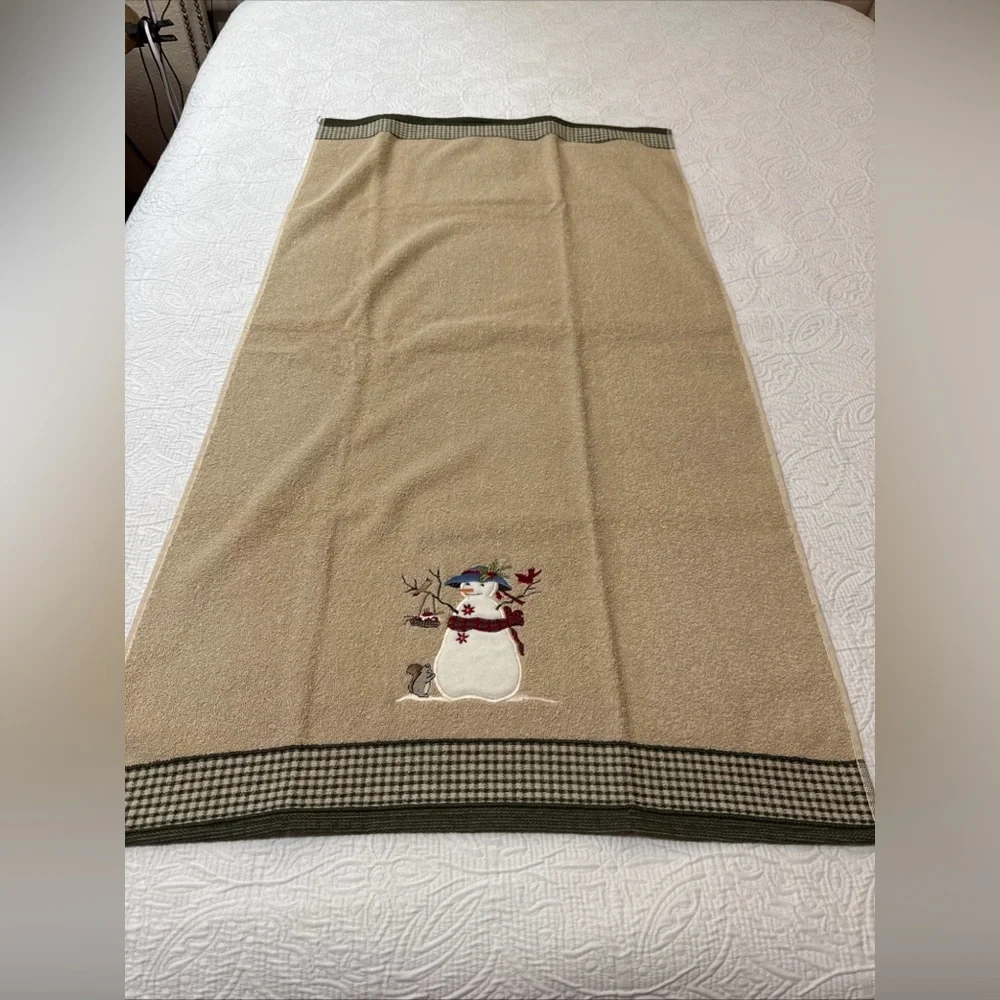 VTG NWT Santens Christmas Themed Beige Bath Towel Embroidered Snowman Made USA